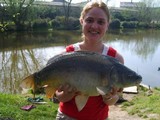 Début de saison prometteur avec cette carpe miroir de 6 kg prise au pois chiche dans une bordure.  La fraie ayant débuté avant l'heure, il s'agissait sans conteste d'un hotspot de premier choix !