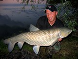 Superbe amour blanc pêché par Emmanuel Walt dans une ballastière, en surface et à la pâte flottante UBT de chez Authentik Sniper.

Retrouvez Emmanuel Walt et toute la gamme Authentik Sniper sur le site officiel