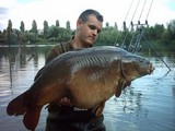 Très beau poisson pris en bordure dans 1m d'eau avec 4 mais doux et une poignée en amorçage ...